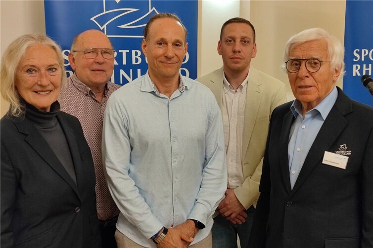 Der neue Ehrenvorsitzende des Sportkreises Ahrweiler, Fritz Langenhorst begrüßt zusammen mit SBR-Präsidentin Monika Sauer den neuen Vorstand um den Vorsitzenden Ralph Schulze (Bildmitte), den stellvertretenden Vorsitzenden Björn Weck (2.v.r.) sowie den langjährigen Kreisbeauftragten für das Deutsche Sportabzeichen Jakob Renn (2.v.l.)