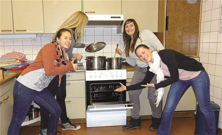 Der neue Elektroherd lädt zum gemeinsamen Kochen ein.  Privat