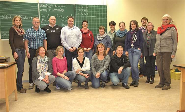 Der neue Elternbeirat der Grundschule Saffig mit weiteren Vertretern der Schule: Theresa Schütz (st. Schulelternsprecherin), Jörg Schrömges (st. Elternsprecher Kl. 4), Christian Lüscher (st. Elternsprecher Kl. 1), Erik Müller (Elternsprecher Kl. 4), Christina Müller (Elternsprecherin Kl. 1), Katrin Mayer (Elternsprecherin Kl. 2), Jessica Ley (Schulelternsprecherin), Monika Sattler (Vorsitzende Förderkreis), Daniela Goldscheidt (st. Elternsprecherin Kl. 3), Herr Kobusch (Klassenlehrer Kl. 3), Frau Wedig (Rektorin und Klassenlehrerin Kl. 2), Frau Breitenberger (Klassenlehrerin Kl. 1) (h.R.), Frau Born (Klassenlehrerin Kl. 4), Nadine May (Beisitzerin), Swenja Thur (Beisitzerin), Andrea Missong (Beisitzerin), Michael Angermann (st. Elternsprecher Kl. 2) (v.R.). privat