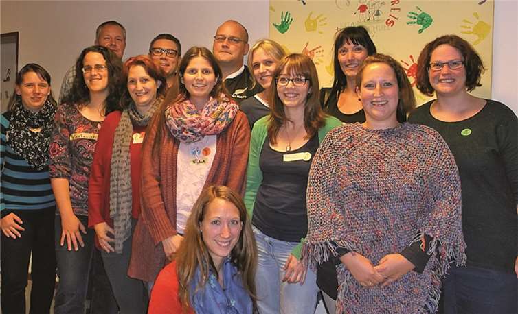 Der neue Elternbeirat (v.li. stehend): Carmen Fernholz, Sabine Windheuser, Joachim Brauer, Julia Sprung, René Burgard, Sabrina Nickels, Christian Lüscher, Nadine May (1. Vorsitzende), Natascha Neu (2. Vorsitzende), Melanie Burger, Corinna Fuhrmann, Andrea Wolff, (kniend) Laura Pusch (Standortleitung). Es fehlt auf dem Foto Torsten Rönn. privat