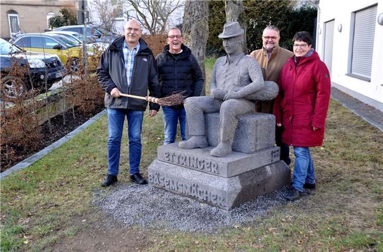 Der neue Ettringer Mitbürger, der Bääsemsmächer“ wird begutachtet. Da freuen sich Ortschef, Werner Spitzley, genauso wie seine Beigeordneten, Martin Winninger und Anne Krämer-Wendel, über die Arbeit des Stein- Bildhauers, Rolf Annuth 2. v.l. Fotos: BS