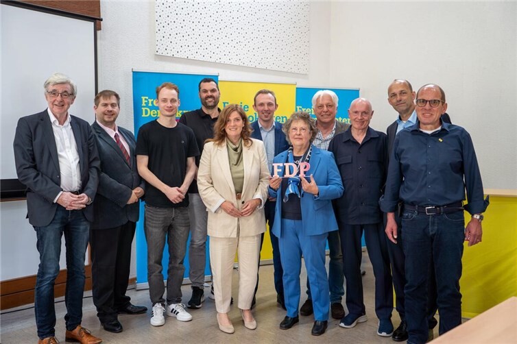 Der neue FDP-Vorstand des Bezirks Koblenz mit der Bezirksvorsitzenden Sandra Weeser (Mitte) freut sich auf die politische Arbeit.