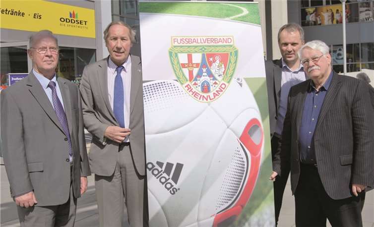 Der neue FVR-Vizepräsident Norbert Neuser (2. v. l.) mit seinem Vorgänger im Amt, Josef Hens (l.), FVR-Präsident Walter Desch (r.) und FVR-Geschäftsführer Armin Bertsch. privat