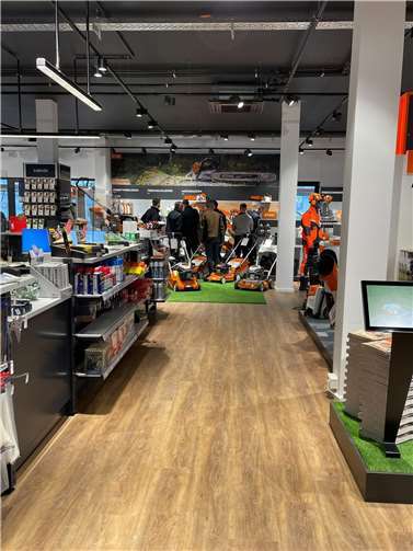 Anfassen - testen - begeistert sein Der neue Fachmarkt mit dem umfangreichsten Premium-Marken Sortiment der Region für Reinigung, Garten und Industrie, bietet neben seinem ca. 500 qm großen Showroom ein 360° Dienstleistungsangebot. Quelle: PIQO