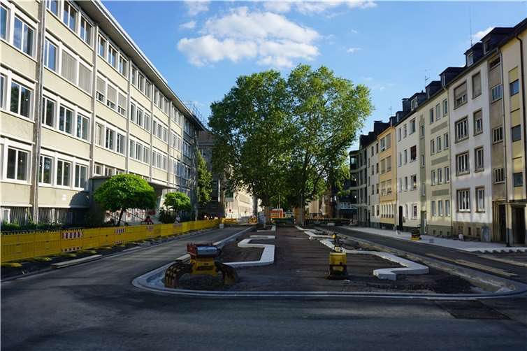 Der neue Fahrbahnbelag im ersten Teil des ersten Bauabschnittes wurde aufgetragen. Auch die spätere Mittelpromenade ist bereits erkennbar.  Foto: Stadt Koblenz/Verena Groß