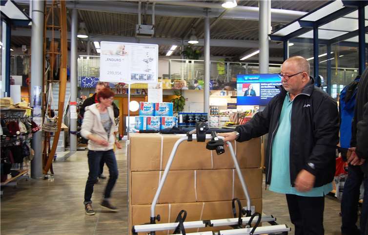 Der neue Fahrradträger Enduro mit Schiebesystem für die Wohnwagendeichsel war für die Radfahrer äußerst interessant.