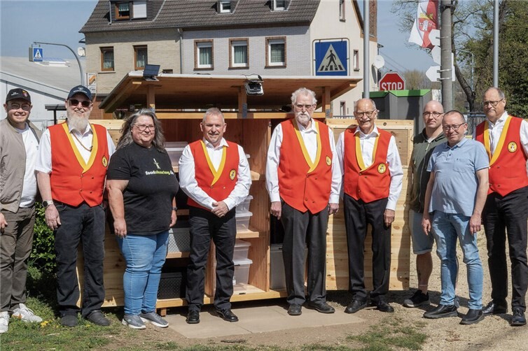 Der neue Fairteiler offiziell vom Elferrat Weißenthurm im Beisein von Bürgermeister Johannes Juchem und seinem Stellvertreter Cedric Klein an foodsharing übergeben.