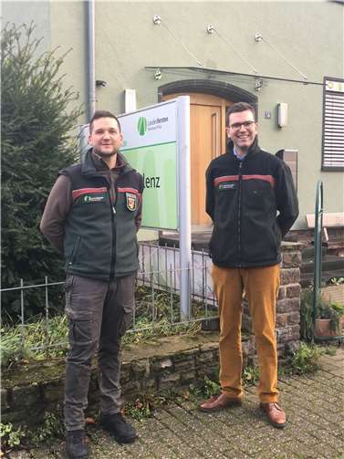 Der neue Forstamtsleiter Sebastian Schmitz (re.) freut sich auf die Zusammenarbeit mit seinen neuen Mitarbeiterinnen und Mitarbeitern, hier vertreten durch den Personalratsvorsitzenden Torsten Moog. Foto: Landesforsten.RLP.de / Dietmar Ebi