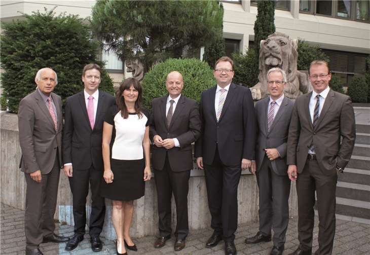 Der neue Fraktionsvorstand der CDU-Kreistagsfraktion vor dem Kreishaus: Bernhard Mauel, Horst Hohn, MdB Mechthild Heil, MdL Dr. Adolf Weiland, Fraktionsvorsitzender Georg Moesta, MdL Josef Dötsch und Jörg Lempertz (v.l.n.r.).privat