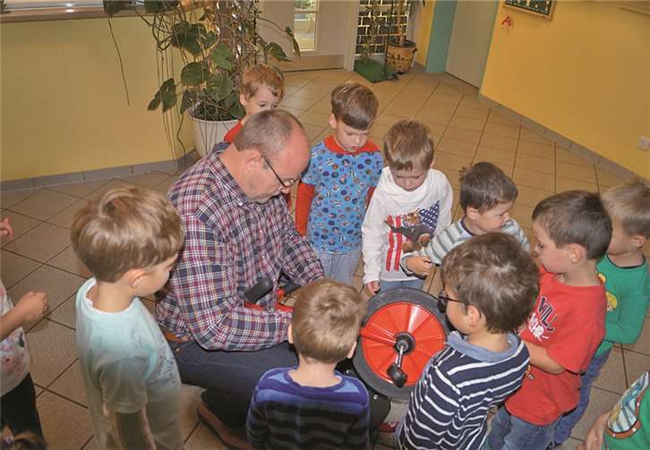 Der neue Fuhrpark sorgte für strahlende Kinderaugen.privat