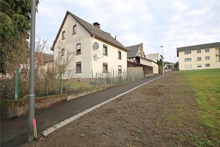 Der neue Fußweg aus der Sicht aus der Waldstraße. Barrierefreiheit ist dabei wichtig. Fotos:
