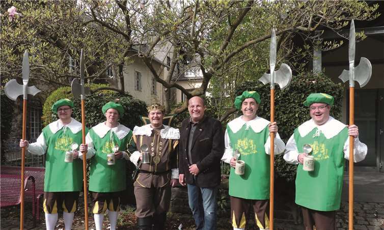 Der neue Gambrinus Tim Herrmann und Jürgen Mittler, der Präsidenten des Gambrinus-Komitees, im Kreise der Herolde. Foto: FRE
