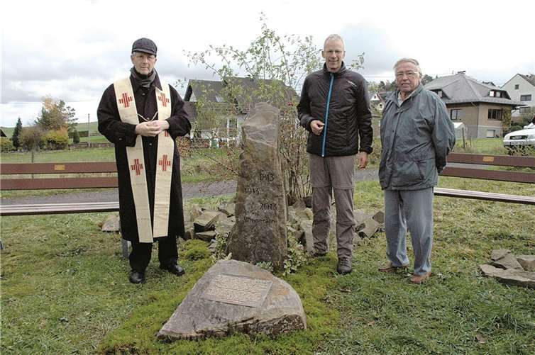 Der neue Gedenkstein wurde eingeweiht: (V.l.) Pfarrer i.R. Gerold Rosenthal, Stifter Siegfried Verdonk und Friedrich Breuer.  UM