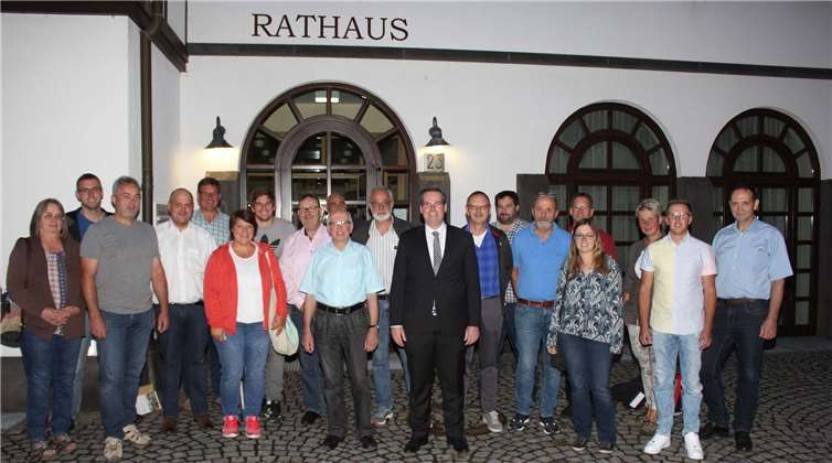 Dr. Frank Gondert löst Michael R. Schäfer ab Der neue Gemeinderat von Brohl-Lützing mit Ortsbürgermeister Dr. Frank Gondert (Bildmitte) nach der konstituierenden Sitzung. Fotos: WER