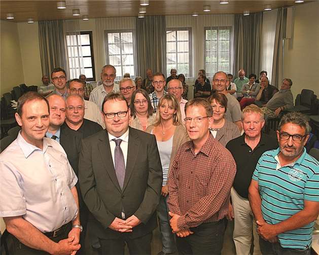 Michael R. Schäfer löst Christel Ripoll ab Der neue Gemeinderat von Brohl-Lützing mit Ortsbürgermeister Michael R. Schäfer sowie den Beigeordneten Pauls Delfs und Thorsten Kurtz (im Vordergrund Bildmitte) nach der konstituierenden Sitzung. -WK-