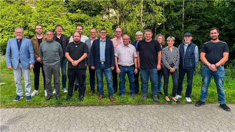 Der neue Gemeinderat von Weibern mit altem und neuem Ortsbürgermeister.  Foto:Florian Müller