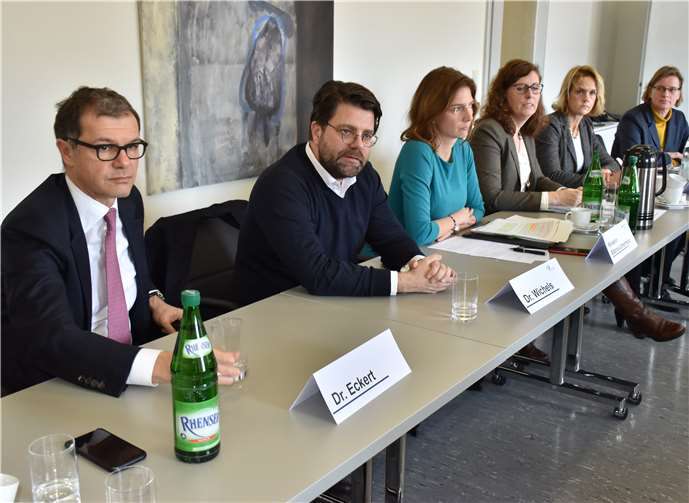 Der neue GeschäftsführerDr. Reinhard Wichels (2.v.li.) während der Pressekonferenz. Fotos: HEP