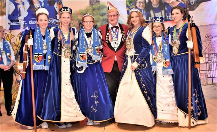 Der neue Glasordensträger Heinz Born fühlte sich zwischen den Damen-Dreigestirnen sichtlich wohl.Fotos: EICH