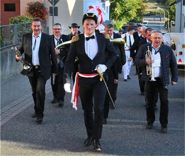 Der neue Hahnekönig Mathias Kessel mit Freundin.