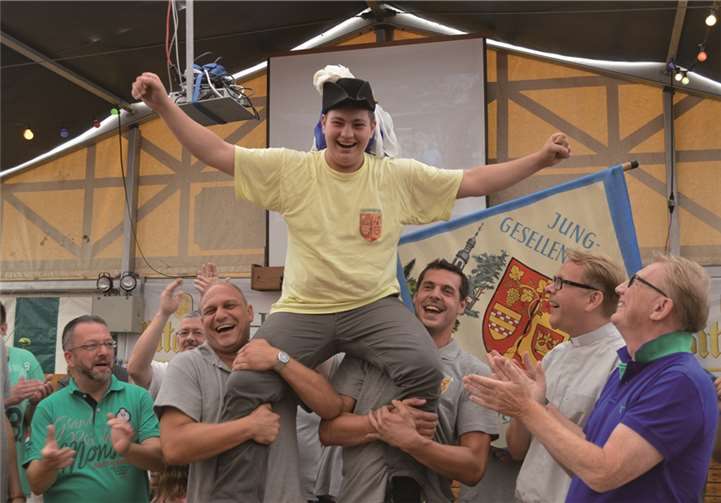 Der neue Hahnekönig René Elbern auf den Schultern seiner Kameraden André Merken-Schönebeck und dem Vorjahreskönig Benjamin Kauert. Erste Gratulanten waren (r.) Ortsvorsteher Norbert Matthias und Pastor Frank Klupsch. AB