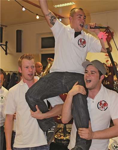 Der neue Hahnekönig Steffen Schwipperich auf den Schultern seiner Mitstreiter.AB