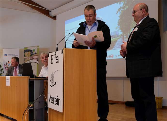 Der neue Hauptvorsitzender Rolf Seel (links) bedankt sich bei dem Vorsitzenden der Ortsgruppe Mayen, Joachim Rogalski, für die gute Durchführung der diesjährigen Tagung.