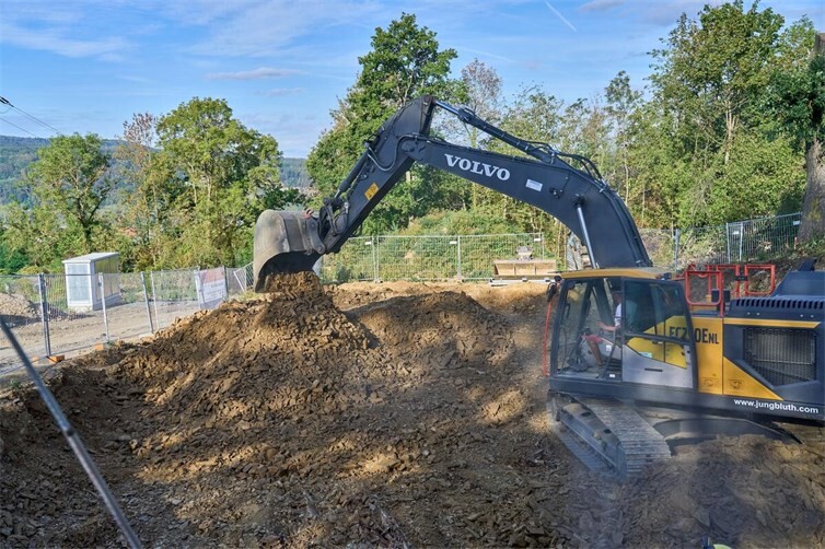Der neue Hochbehälter wird künftig ein Speichervolumen von 1200 Kubikmetern Trinkwasser bieten und dazu beitragen, Versorgungsspitzen zuverlässig abzufangen und die Versorgungssicherheit in der Region weiter zu erhöhen. 