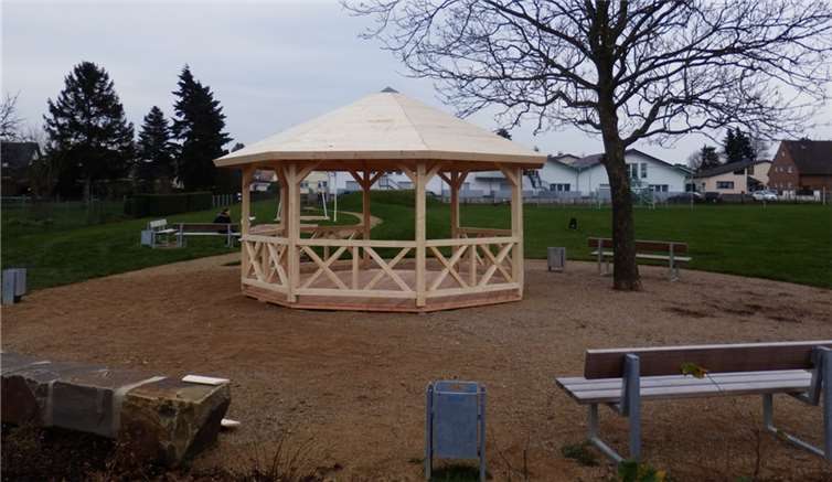Der neue Holz-Pavillon nimmt Gestalt an. privat