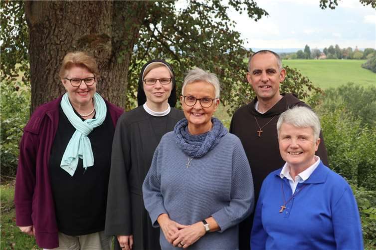 Der neue INFAG-Vorstand (v.l.n.r.): Regina Postner (Ordo Franciscanus Saecularis), Schwester Tobia Hartmann (Franziskanerin von Reute), die Vorsitzende der INFAG Schwester Edith Maria Magar, Generaloberin der Waldbreitbacher Franziskanerinnen, Bruder Markus Fuhrmann (Provinzialminister der Deutschen Franziskanerprovinz) und Schwester Anette Chmielorz (Franziskusschwester der Familienpflege Essen). Foto: privat