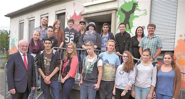 Der neue Jugendbeirat mit Oberbürgermeister Nikolaus Roth (v.l.) sowie den Begleitern Sonja Jensen und Jürgen Gügel vom KiJub (oben re.). privat