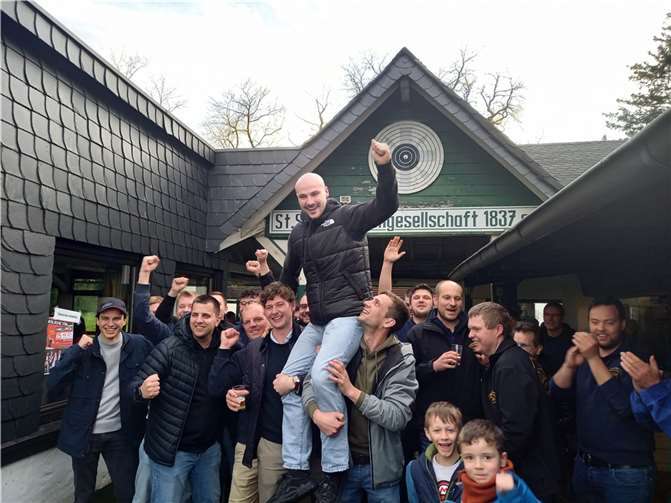 Der neue Junggellenkönig Tim Weber auf den Schultern seiner Kameraden. Foto: AB