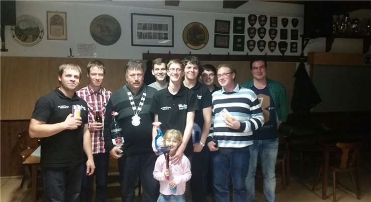 Der neue Junggesellenkönig, Dirk Sauerborn (3. von links), nahm die Gratulationen der anderen Vereinsmitglieder entgegen. privat
