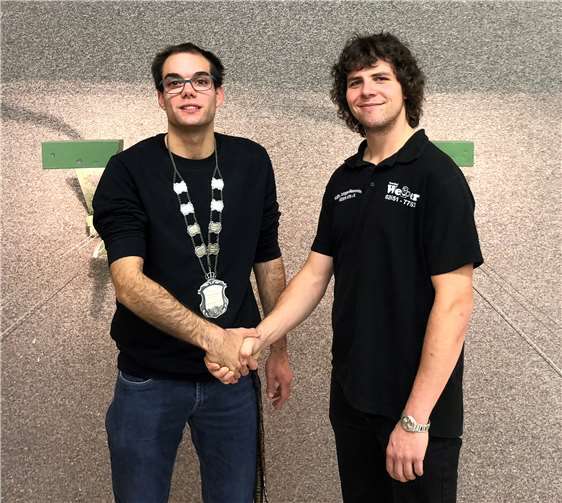 Der neue Junggesellenkönig Max Hackenbruch und der Vorsitzende des Junggesellenvereins Sebastian Schmidt.