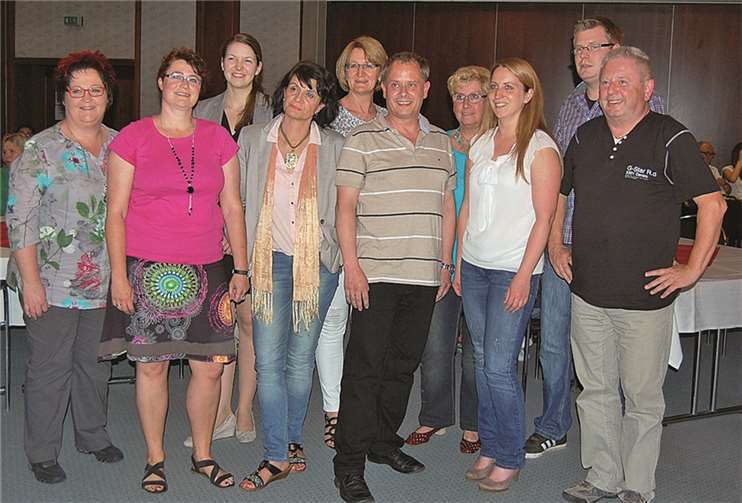 Der neue KG-Vorstand (v.li.): Marion Feix, Andrea Weiss, Anne Kraus, Irmgard Köhler-Regnery, Andrea Herter, Markus Feix, Gisela Monien, Christine Klapperich, Peter Vorbau und Hartmut Sielaff. FA