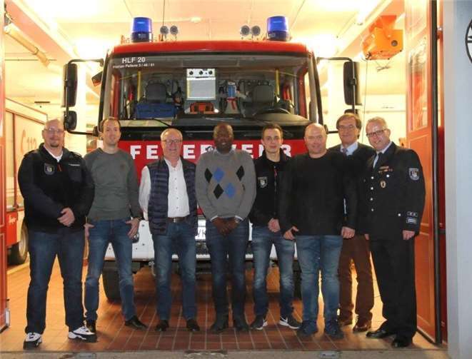 Der neue Kamerad Joseph Addy (Mitte) und die beförderten Kameraden Thomas Gerhardt (links) und Marten Wirtz (vierter v.re.). Foto: privat