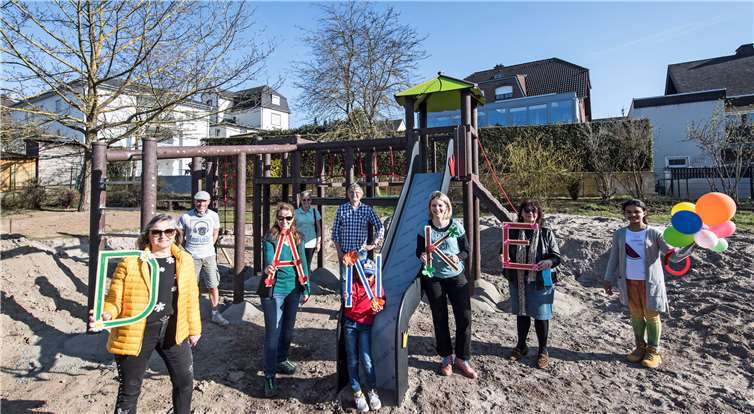Der neue Kletterturm erstrahlt auf dem Spielplatz.Foto: privat
