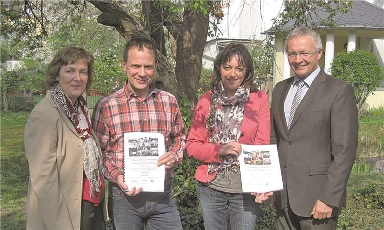 Der neue Klimaschutzmanager Oliver Franz (2.v.l.) hat im Landkreis Neuwied seinen Dienst angetreten und soll die Umsetzung des Klimaschutzkonzeptes vorantreiben. Der Erste Kreisbeigeordnete Achim Hallerbach (r.) begrüßte gemeinsam mit den Mitarbeiterinnen der Umweltabteilung, Ina Heidelbach (l.) und Priska Dreher den neuen Mitarbeiter, der in den kommenden drei Jahren zu 85 Prozent vom Bund gefördert wird.privat