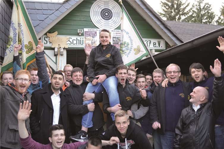 Der neue König Fabio Loga wurde auf den Schultern seiner Vereinskameraden mächtig gefeiert.AB