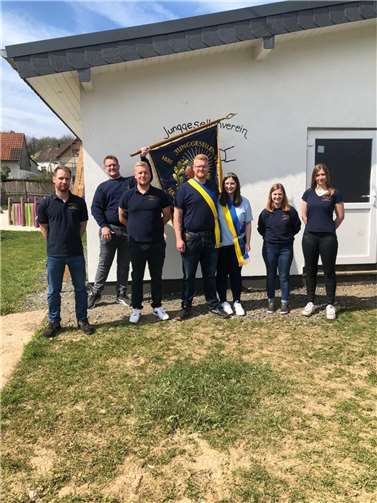 Der neue König Florian Lach (Mitte) mit seiner Königin Lena Marie Reisch.  Foto: privat