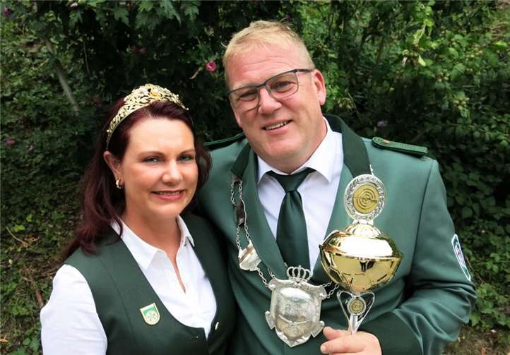 Der neue König Jürgen Lauxen und seine Königin Manuela.  Roger Theisen