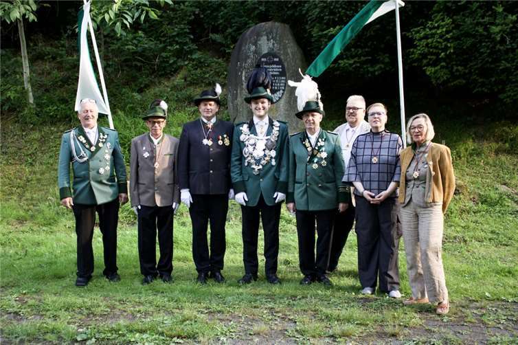 Matthias Pauly neuer König der Gesellschaft Der neue König Matthias Pauly mit seinen Königsrittern: v.li. Harald Braun, Karl Krahforst, Stephan Pauly, SM Matthias III., H.-P. Floter, Harald Mollbach, Mirya Nonn und Iris Krahforst. Foto: St. Hubertus Schützen Ges. Sinzig