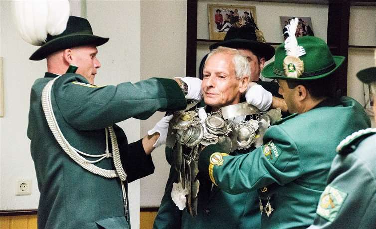 Der neue König Toni Scheuer erhält das Königssilber.