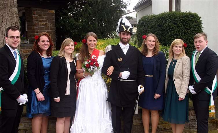 Der neue König der Löhndorfer Junggersellen, Peter Welsch, mit seiner Königin Corinna Brohl undseinem Gefolge rü