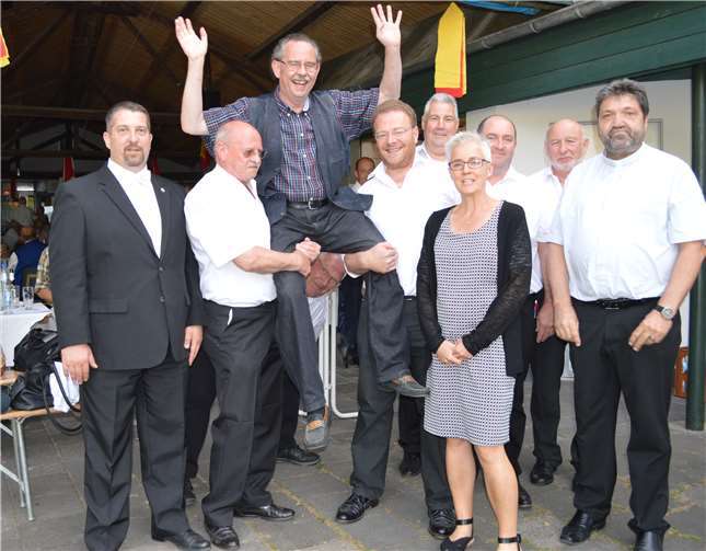 Der neue König der St.-Josef-Gesellschaft Gregor Hoffmann und die Gewinnerin des Damenschießens Silke Meyer wurden gefeiert. Fotos: AB