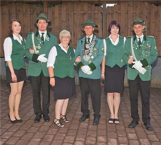 Der neue König mit seinen Rittern. Erster Ritter Hedrik Hoffmann, Königin Rita und König Dietrich Romich und zweiter Ritter Romich (v.l.).