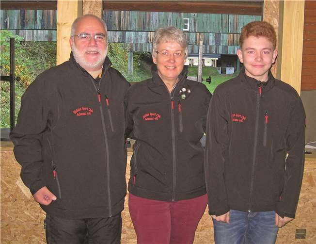 Der neue Kreiskönig Wolfgang Maak, die Kreiskönigin Birgit becker und Kreisjugendkönig Nils Hilger.privat