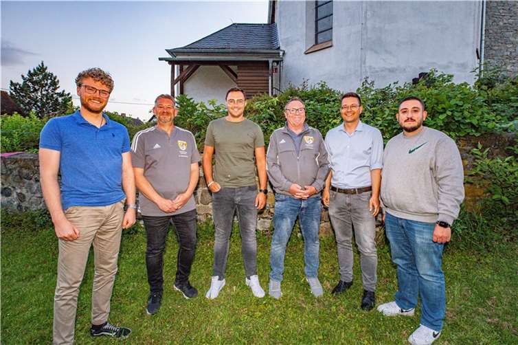 Der neue Kreisschiedsrichterausschuss des Fußballkreises Westerwald-Wied (von links): Benedikt Otto (Nachwuchsreferent), Kai Dieckmann (Ansetzer Kreisteil Neuwied), Lukas Heep (Kreisschiedsrichterobmann), Peter Ganzer (Beisitzer), Mario Becker (Lehrwart) und Mücahid Coskun (Beisitzer). Es fehlt Michael Groß (Ansetzer Kreisteil Westerwald).