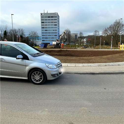 Der neue Kreisverkehr erhält die finale Verkehrsführung am Donnerstag, 15. Februar.