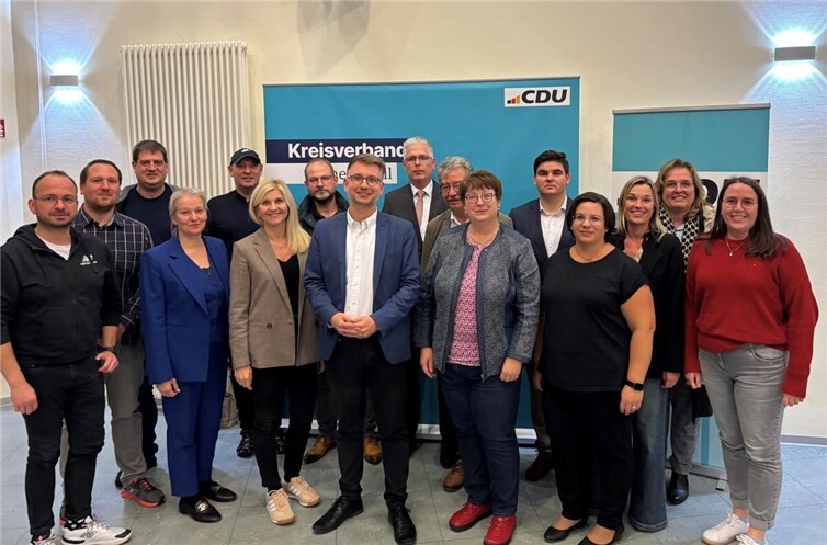 Jens Münster bleibt Vorsitzender der CDU Cochem-Zell  Der neue Kreisvorstand der CDU Cochem-Zell wurde beim Parteitag in Auderath gewählt. Kreisvorsitzender bleibt der Landtagsabgeordnete Jens Münster (Mitte), der mit einem starken Ergebnis von 96 Prozent wiedergewählt wurde. Foto: Katja Probst
