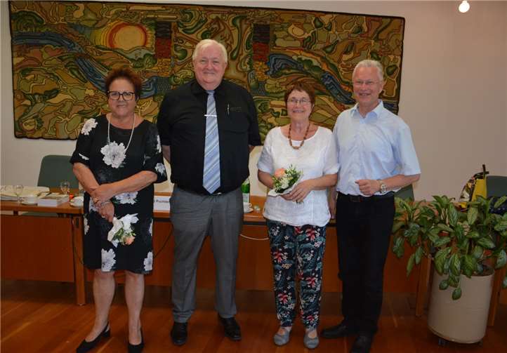 Der neue Kreisvorstand ist zu drei Vierteln der Alte geblieben. Landrat Frank Puchtler (rechts) überreichte seinen drei Stellvertretern die Ernennungsurkunden (von links nach rechts): Erste Kreisbeigeordnete Gisela Bertram, Zweiter Kreisbeigeordneter Karl Werner Jüngst, Dritte Kreisbeigeordnete Erika Fritsche.